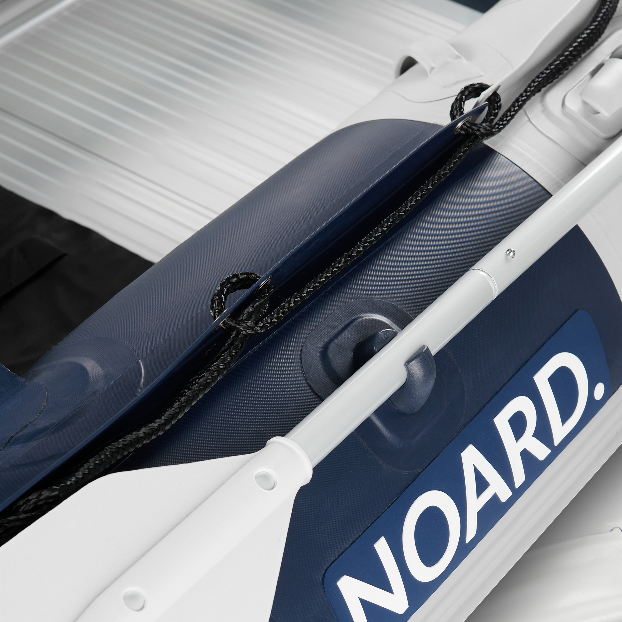 Leichtes Aluminium-Paddel mit stabiler Halterung .