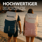 Frau und Mann mit Rucksack, in dem kompakte SUP verstaut sind