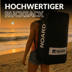 Frau mit Rucksack, in dem ein kompaktes SUP verstaut ist.