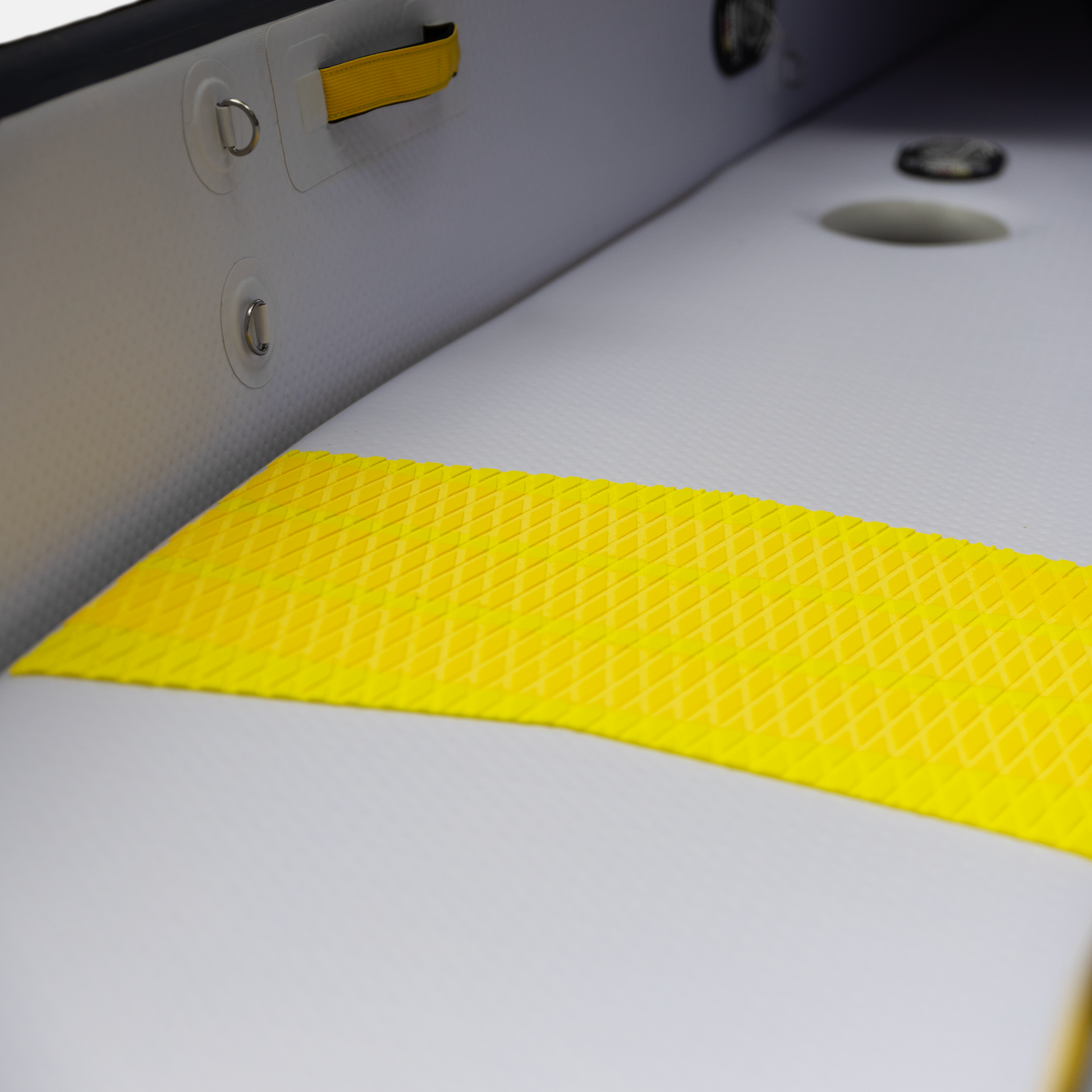 Detailaufnahme von der EVA Matte auf dem Boden des Noard Kajak Cruise für extra Grip. 