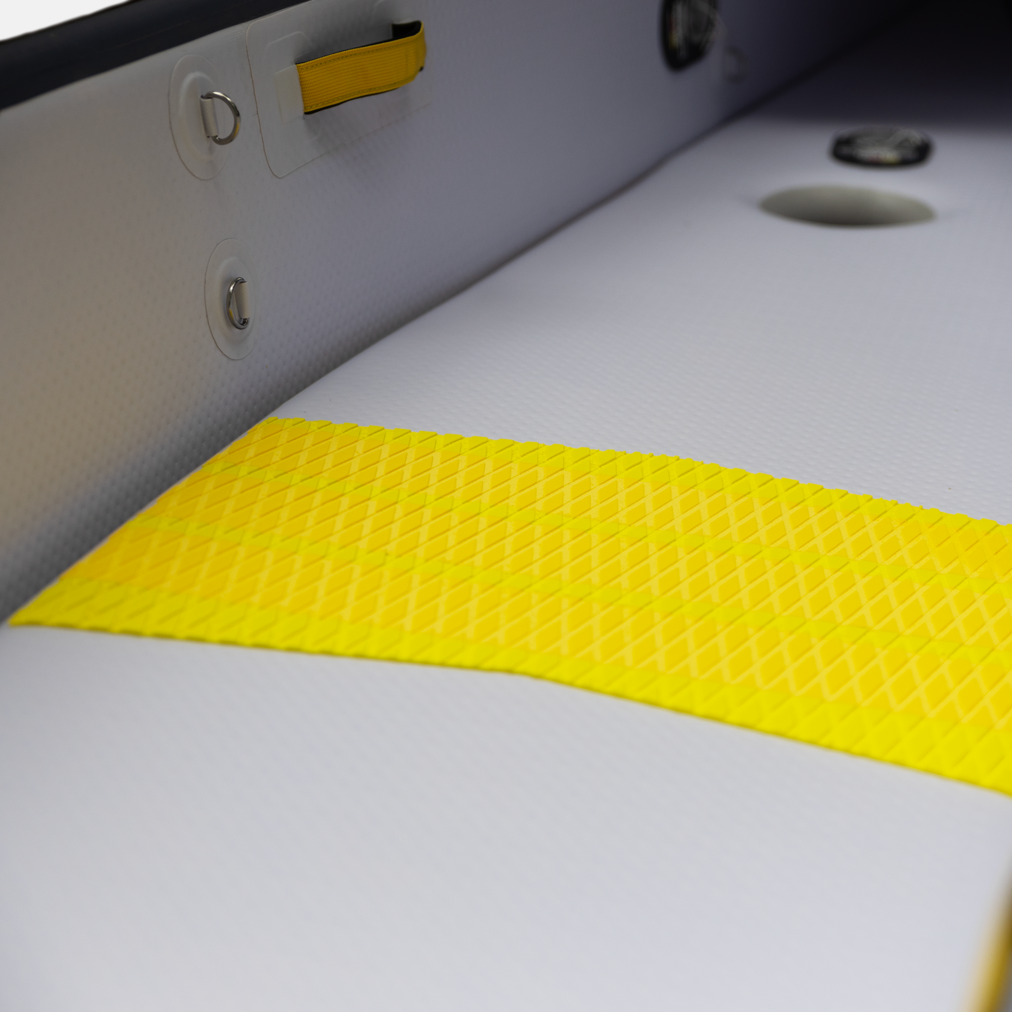 Detailaufnahme von der EVA Matte auf dem Boden des Noard Kajak Cruise für extra Grip. 
