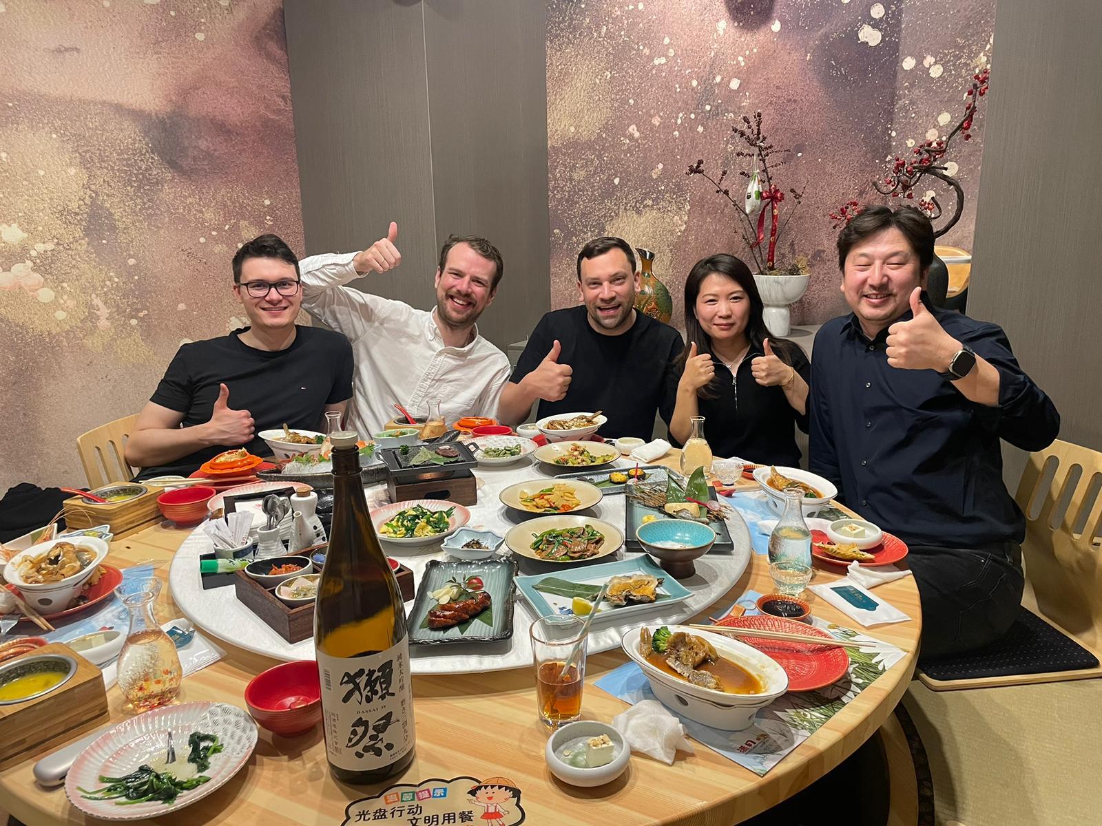 Geschäftsführer von Noard im Austausch mit Lieferanten bei einem gemeinsamen Mittagessen