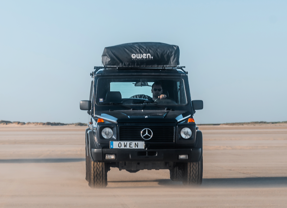 Geländewagen mit individuellem Kennzeichen ‚OWEN‘ unterwegs auf sandigem Terrain