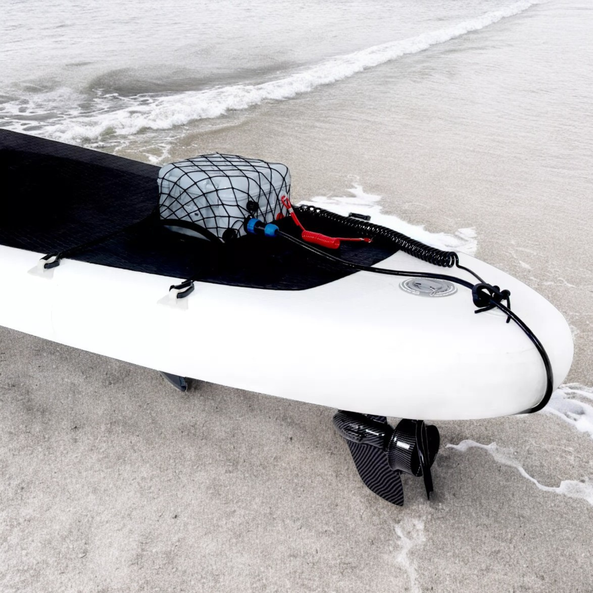 Noard E-Finnen befestigt am Heck des SUP.