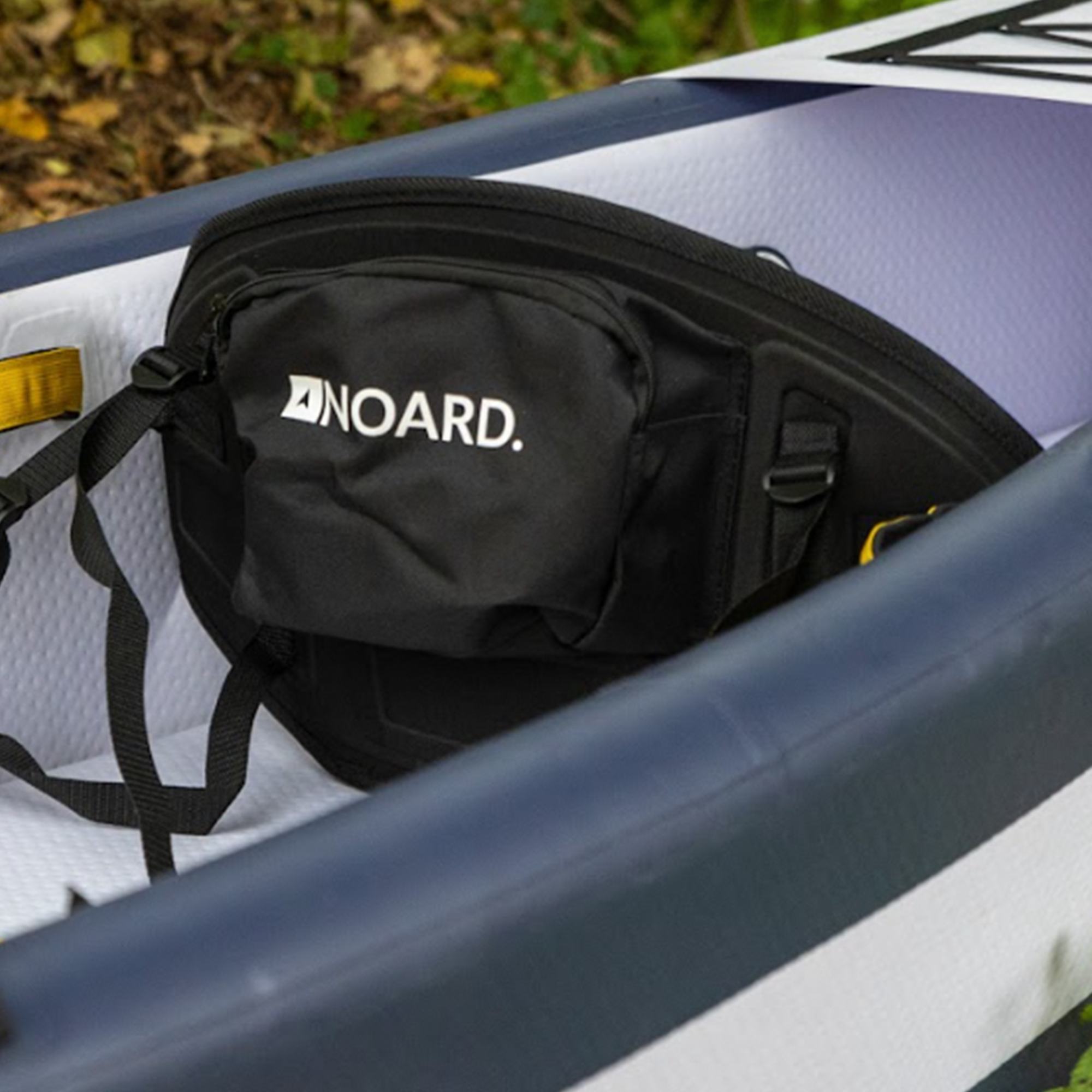 Praktische Extra-Gepäcktasche am Sitz des Noard Cruise Kajaks.