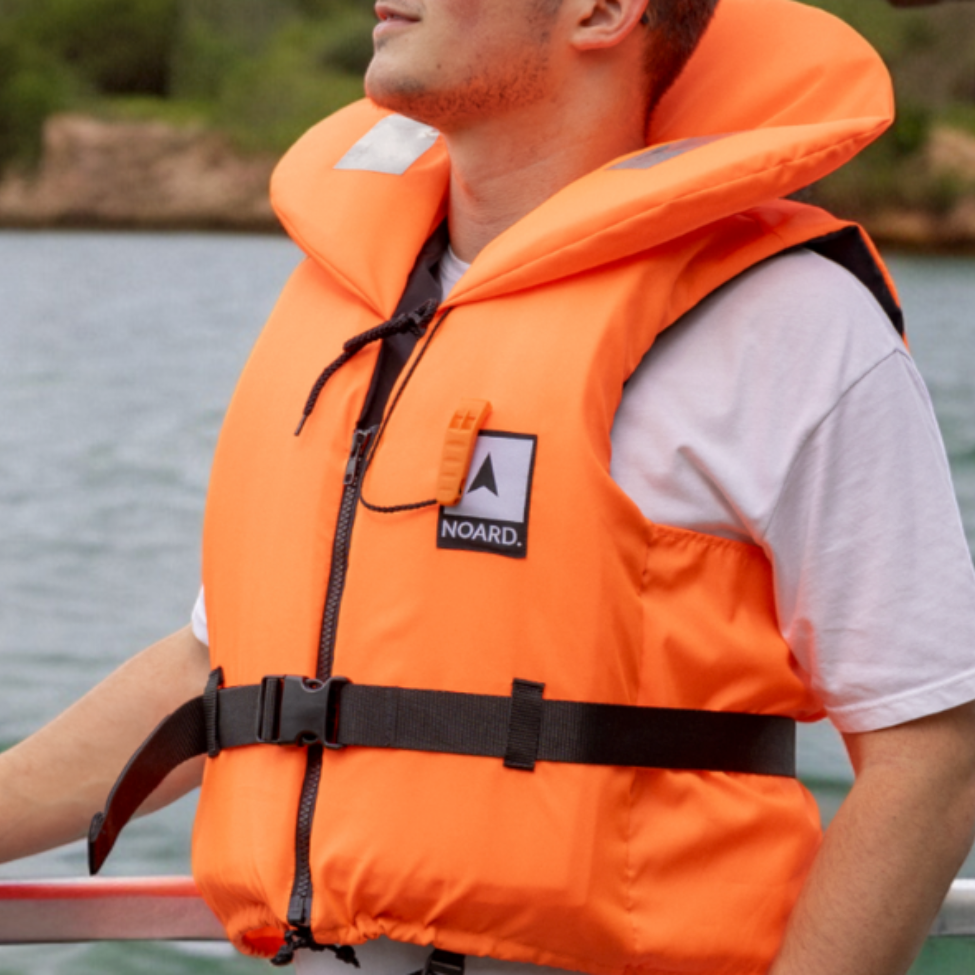 Mann mit Noard-Rettungsweste an Bord eines Boots