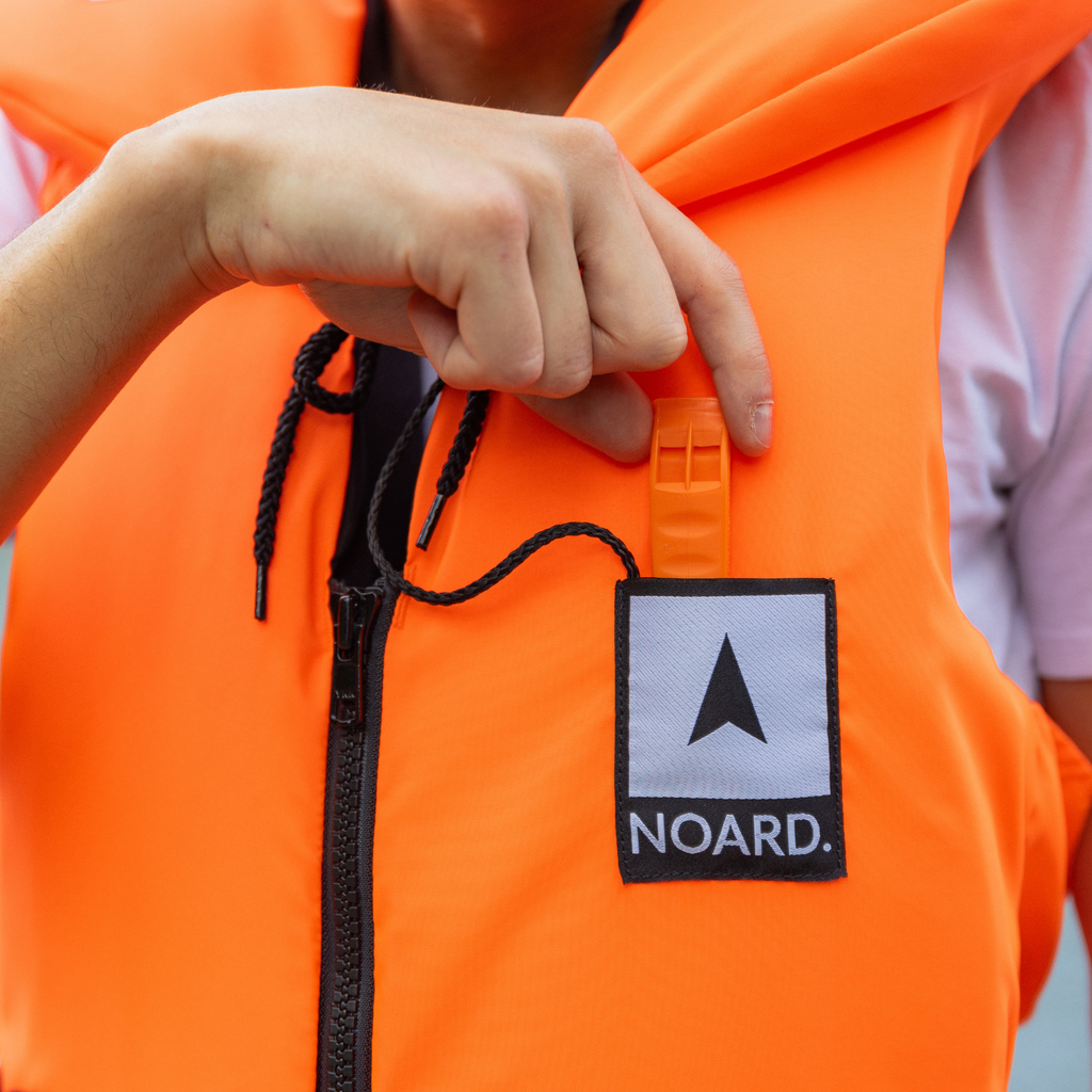Detailaufnahme einer Signalpfeiffe die an der Noard Rettungsweste befestigt ist.