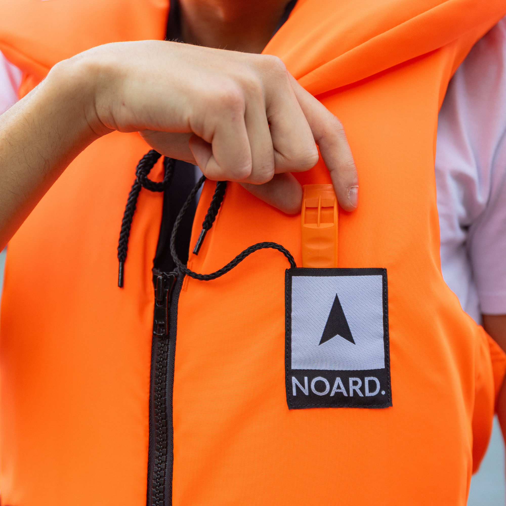 Detailaufnahme einer Signalpfeiffe die an der Noard Rettungsweste befestigt ist.