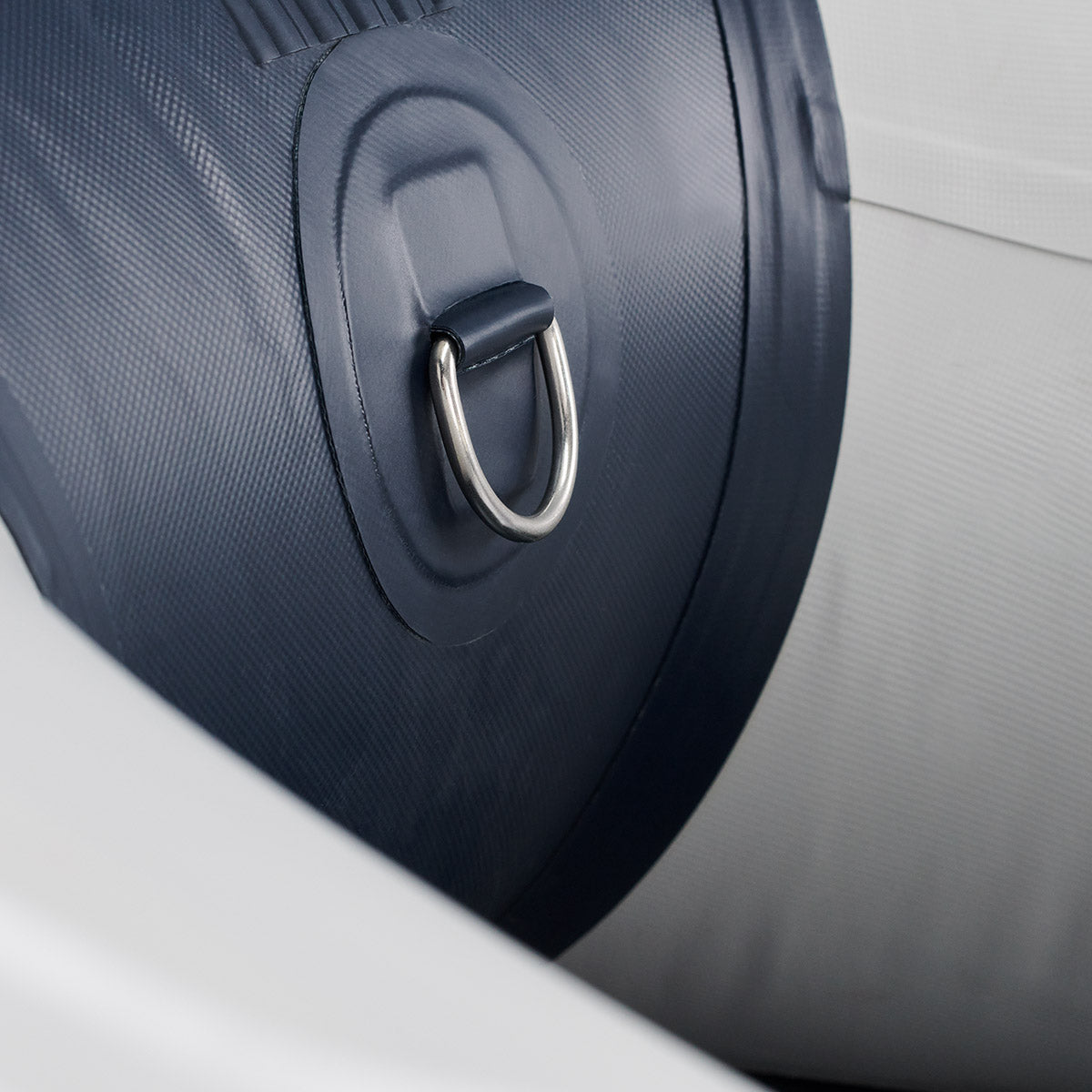 Detailaufnahme von robusten D-Ringen vom Noard Schlauchboot.  