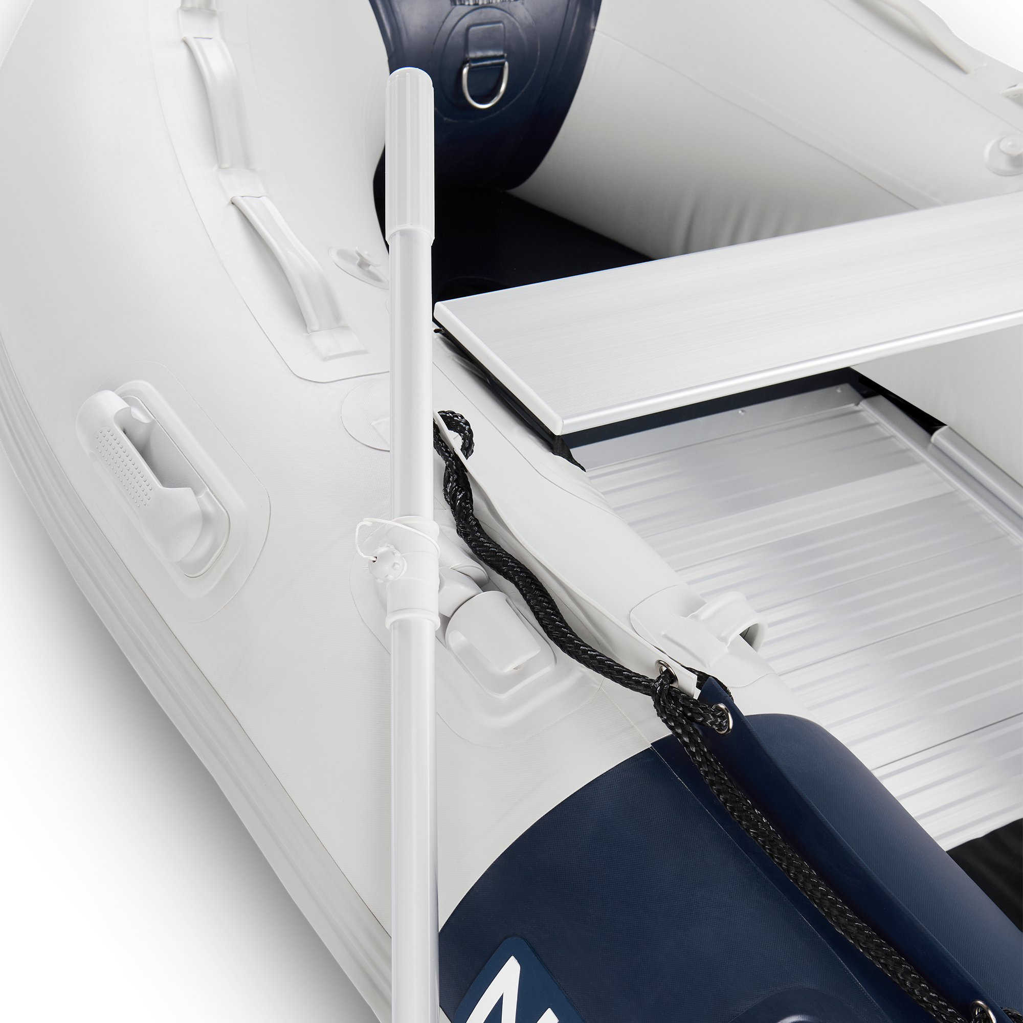 Detailaufnahme vom Noard Schlauchboot mit Haltegriffen, Sitzbank und Paddel.