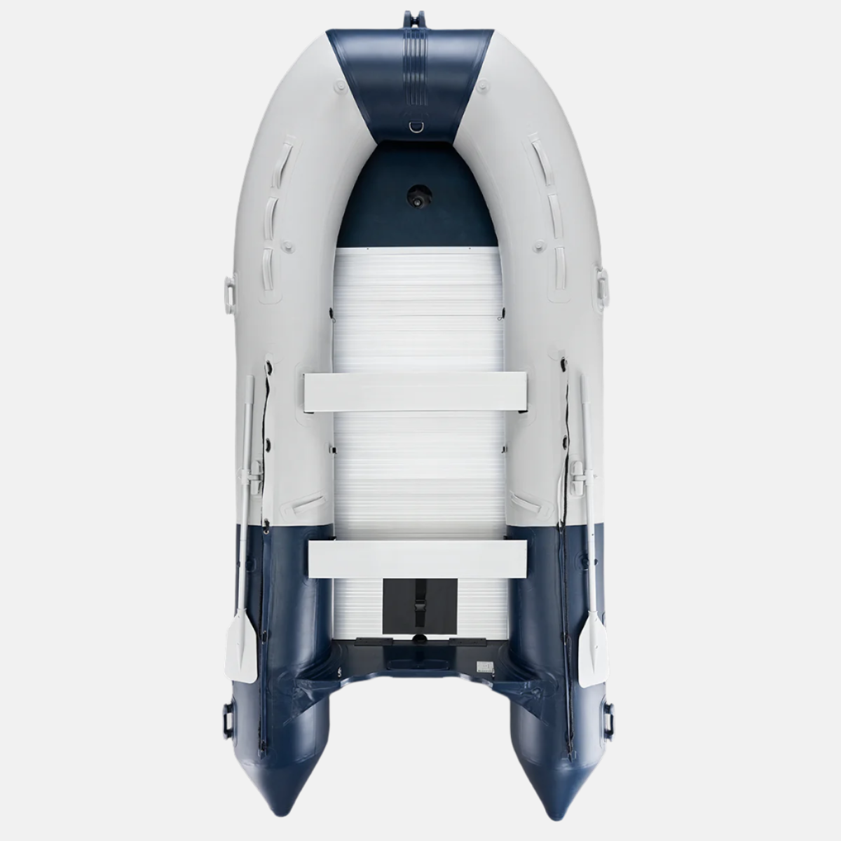 High-Angle_Shot auf das Noard Schlauchboot mit Aluminium-Boden und zwei seitlich befestigten Paddeln.