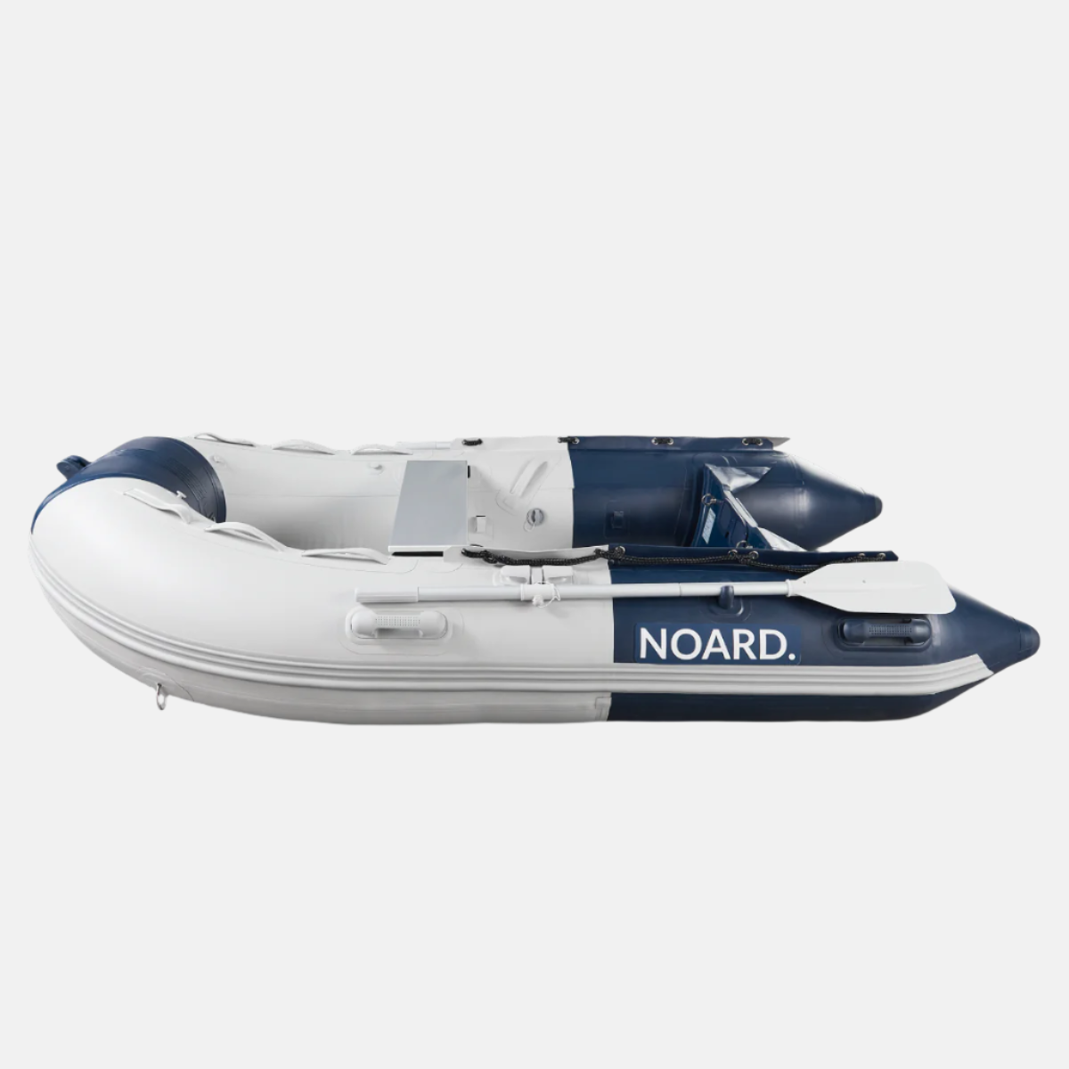 Seitenansicht vom Noard Schlauchboot mit zwei leichten Alu-Paddel inklusive.