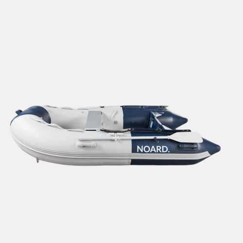 Seitenansicht vom Noard Schlauchboot mit zwei leichten Alu-Paddel inklusive.