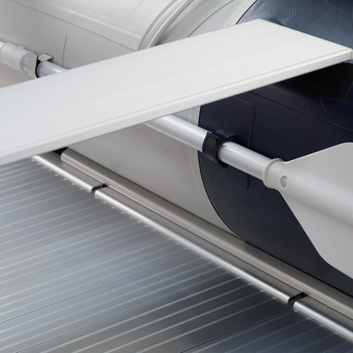 Stabile Sitzbank und praktische Paddel Halterung.