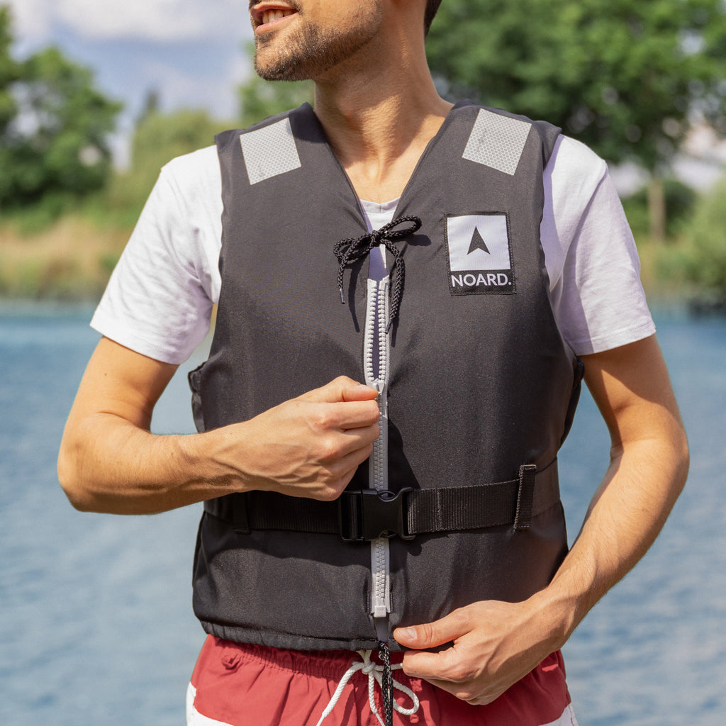 Noard Schwimmhilfe mit YKK Reißverschluss und ITW Schnalle.