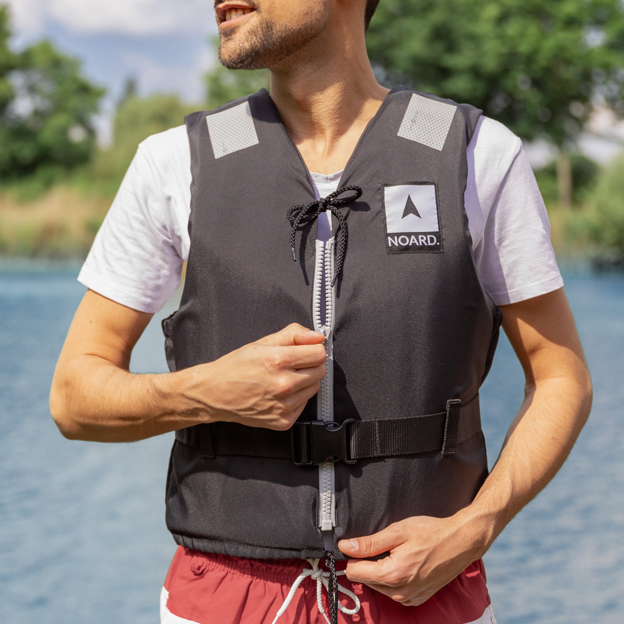 Noard Schwimmhilfe mit YKK Reißverschluss und ITW Schnalle.
