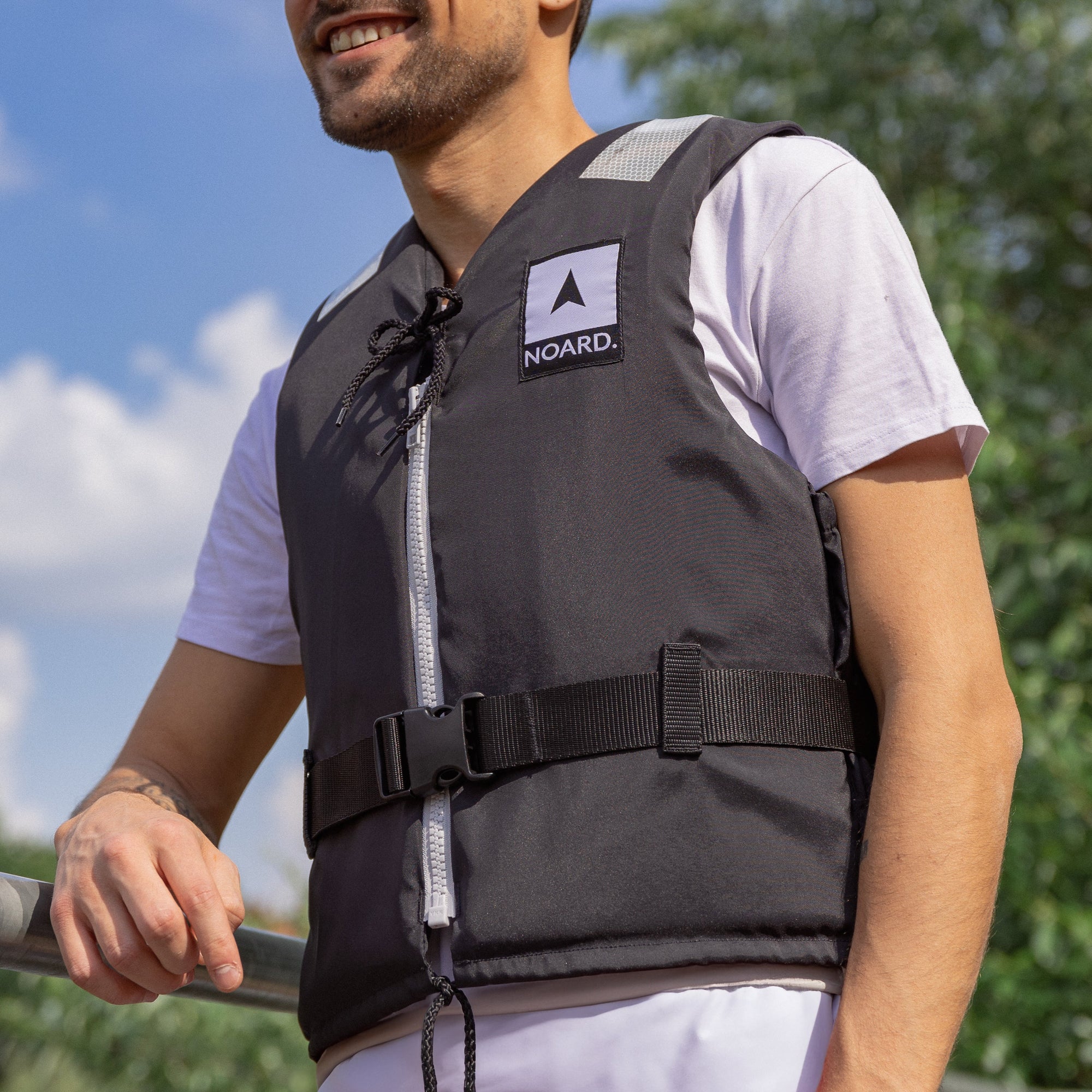Nahaufnahme von einem Mann, der die Noard Schwimmhilfe trägt.