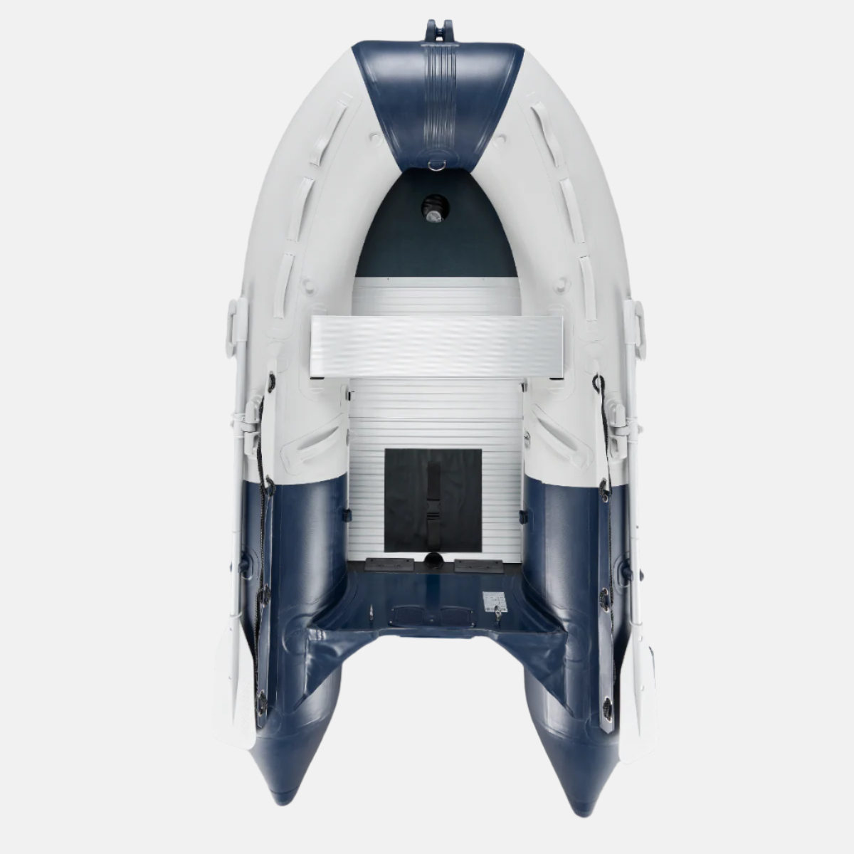 High-Angle-Shot auf das Noard Schlauchboot mit Aluminium-Boden und zwei seitlich befestigten Paddeln.