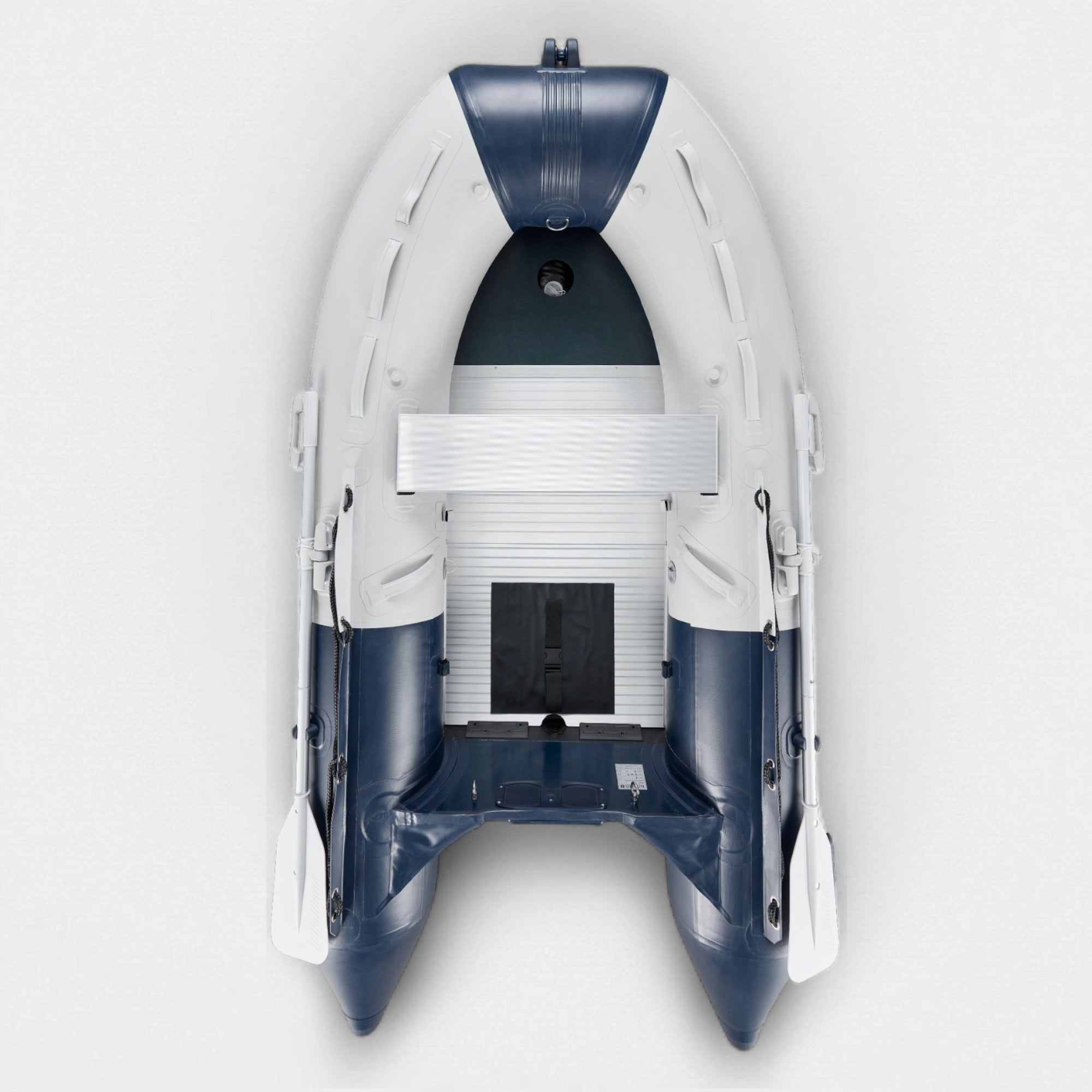 High-Angle-Shot auf das Noard Schlauchboot mit Aluminium-Boden und zwei seitlich befestigten Paddeln.