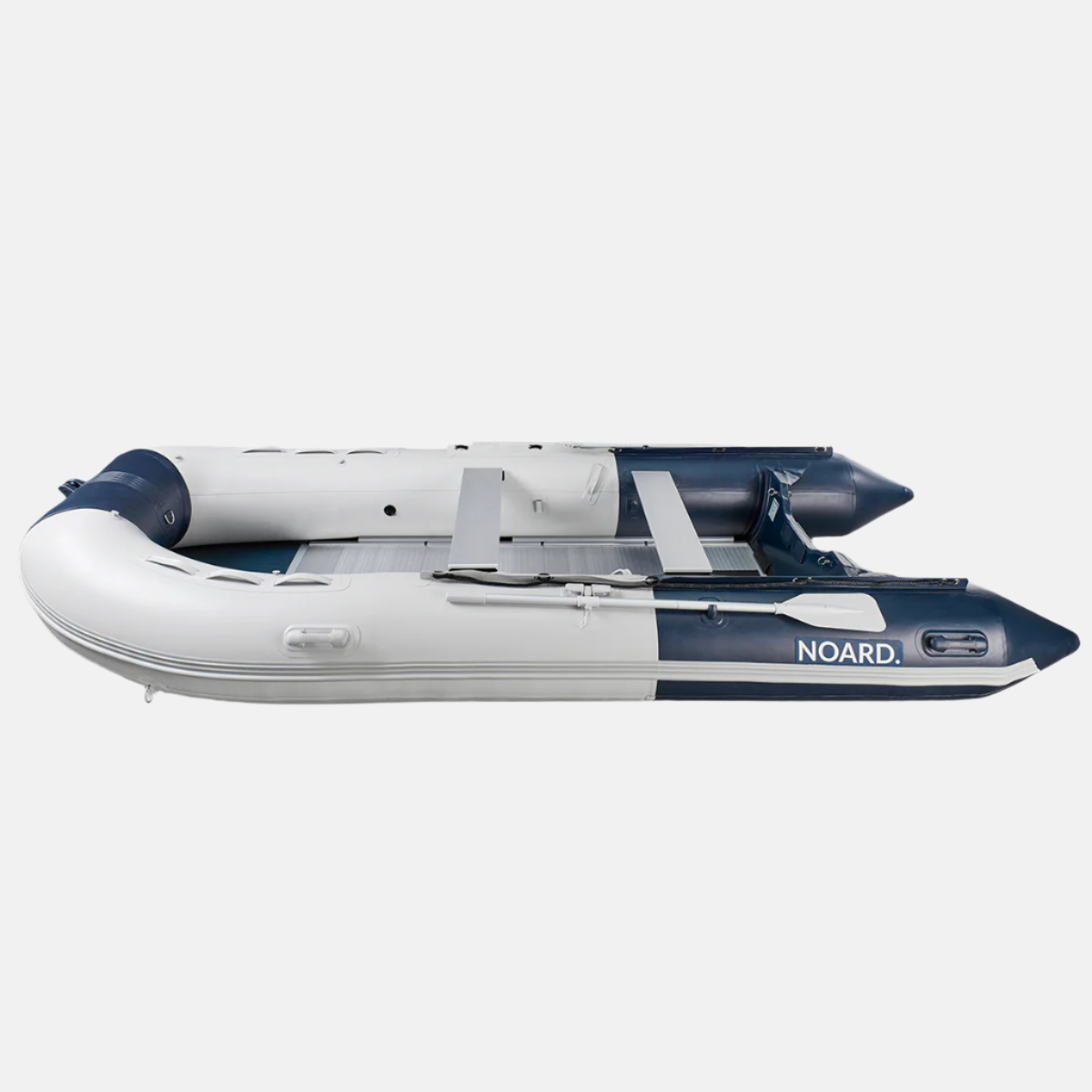 Seitenansicht vom Noard Schlauchboot mit zwei leichten Alu-Paddel inklusive.