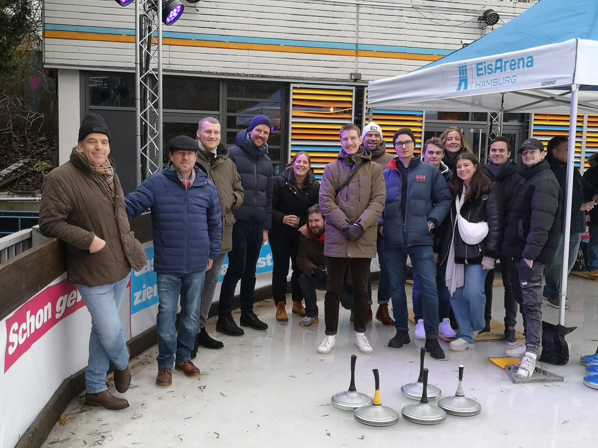 Das Noard-Team versammelt sich zu einem Gruppenfoto beim gemeinsamen Teamtag.